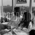 24-04-1969 John Lennon & Yoko Ono at Hilton Hotel Amsterdam, The Netherlands. On behalf of -Bed Peace/Hair Peace-. April 24, 1969.

[keywords]Black & White Image, In Bed[/keywords]